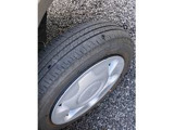 タイヤ溝はまだまだタップリ残っていますからこれから長距離ドライブもどんどん楽しんでください☆