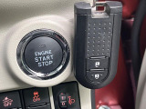 【キーフリーシステム】カバンやポケットに入れたままでもドアの施錠・解錠が可能なスマートキーを装備。エンジンのオン・オフ時もカギを取り出す必要が無いからとっても便利です♪
