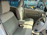 【フロントシート】インパネにシフトが付いているので足元広々!運転席から助手席の移動も楽々♪どちらからでも乗り降り出来るので、狭い場所の乗り降りも楽ちんですよ♪