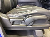 シートハイトアジャスターが付いているので運転姿勢を調整するのに便利ですね。身長に合ったシートポジションは安全運転や疲労軽減にもつながります。
