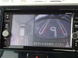 【アラウンドビューモニター&バックモニター】クルマを真上から見下ろしているかのような映像が表示され、周囲の状況がひと目で把握できるので、安心してスマートに駐車できます。駐車が苦手な方にオススメです!