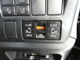 電動スライドドアのスイッチで車内からもスライドドアの開閉ができます。イージークローザー機能で半ドアになることも防止してくれます。