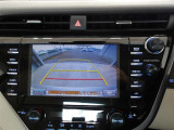 バックモニター付きで慣れない駐車場や車庫入れをサポートします。