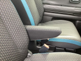運転席アームレストを装備しております