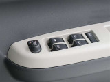 もちろんパワーウィンドゥ付きです。オート機能もついています。
