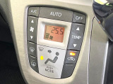 【オートエアコン】一度お好みの温度に設定すれば、車内の温度を検知し風量や温度を自動で調整。暑い&hellip;寒い&hellip;と何度もスイッチ操作をする必要はありません。快適な車内空間には必須の機能ですね♪