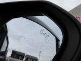 【ブラインドスポットモニター】隣の車線を走る車両をレーダーで検知。ドアミラーの死角を検知してくれるので、車線変更もスムーズ♪