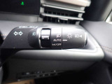 オートライト機能が装備されており暗い場所に入ると車両が検知しライトのON・OFFを自動的に切り替えてくれますので非常に便利な装備です♪