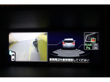 後退時に壁や障害物に衝突するおそれがあるとシステムが判断した場合、表示とブザーで知らせ、必要に応じて衝突を回避、または被害の軽減をします。