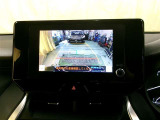 バックモニター付。車両後方の映像をナビ画面に表示し、駐車などの後退操作をサポートします。