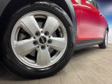 ●純正15インチアルミホイール:輸入車ならではの卓越した走りを支えるホイールと足回りです!日本車の走りに慣れている方にもぜひ体感して頂きたい程高いレベルでまとまっています!