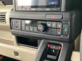 オートエアコンや運転席シートヒーター、USBチャージャーなど、快適装備がしっかり揃っています。季節を問わず快適にお乗りいただけます。