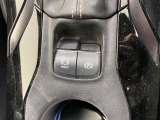指先でパーキングブレーキの操作ができます。ブレーキホールドもついているので停止中に、ブレーキペダルから足を離しても停止状態を維持し続けてくれます。信号待ちなどの際に非常に便利です。
