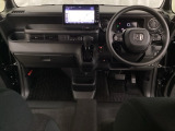 車内は光触媒抗菌消臭施工済です。スタイリッシュなデザインでスポーティなインパネ周りを演出します。グローブボックスやカップホルダーのほかにトレーなどたくさんの収納スペースが付いています。