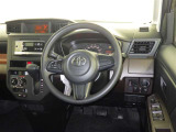 運転席まわりです。 各操作スイッチは使いやすい位置に配置されてます。