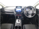 ■視界良好で運転しやすいコックピットです。シンプルで操作性の良いインパネ回りにデザインされ、SUBARUは安全性能に徹底的にまでこだわった視界設計を行っています。