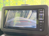 【バックカメラ】駐車時に後方がリアルタイム映像で確認できます。大型商業施設や立体駐車場での駐車時や、夜間のバック時に大活躍!運転スキルに関わらず、今や必須となった装備のひとつです!