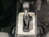 「e:HEV」搭載車です。日常シーンのほとんどをモーターで走行し、高速クルージングなどモーターよりもエンジンの方が効率が良い領域はエンジンで走行、あらゆる領域で優れた燃費走行を実現します。