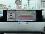 【360&deg;ビュー・モニター】まるでクルマを真上から見下ろしたかのような視点で駐車をサポートします!クルマの斜め後ろや真横など、前後左右の4つのカメラの映像が合成されて、モニターに映し出されます。