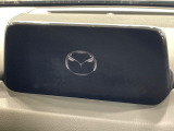 【8インチマツダコネクト】車内の雰囲気にマッチした大型のディスプレイ。スマホ接続でのナビ使用やBluetooth再生等、様々な機能が楽しめます。直感的なダイヤル操作が可能で、使い勝手も良好です。
