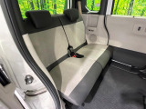 後部座席も気になるようなキズ・汚れやへたり等、大きなダメージはなく、良好な状態です。