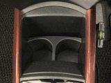 運転席と助手席の間にドリンクホルダー装備しています♪