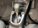 自然に手が届く距離に配置されたシフトレバー。