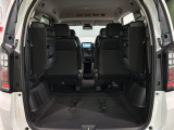 3列目シートを跳ね上げればラゲッジスペースを更に広く使えます。