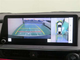 パノラミックビューモニター搭載。カメラで車両周囲の状況を映し出すため、狭い場所での駐車などに役立ちます。