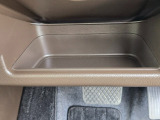 運転席まわりに便利な収納スペースを装備。スマートフォンや小物類の一時置きにちょうど良いサイズ感です。