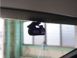 この車にはリアにもドライブレコーダーを装備しております◆映像・音声などを記録する自動車用の装置です。 もしもの事故の際の記録はもちろん、旅行の際の思い出としてドライブの映像を楽しむことができます。