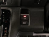 セレクトレバーの右に電子制御パーキングブレーキがあります。スイッチひとつで、停車した地点の傾斜などをシステムが検知・判断してブレーキ力を自動的に最適制御し、しっかり停車できるパーキングシステムです。