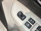 狭い駐車場で便利な電動格納ドアミラーが付いています。