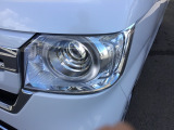 明るく白い光のLEDヘッドライトにより、夜間でも遠くまで見通しやすく、安全性が高まります。