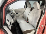 助手席側から見た車内の画像です。使い勝手の良い装備が整う上質な空間が広がっています。シートも快適で乗る人に安心感を与えます。