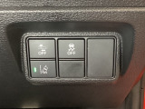 Hondaセンシング用の、VSA(ABS+TCS+横滑り抑制)解除と路外逸脱抑制機能のオンオフスイッチなどはハンドルの右側に装備しています。