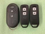 スマートキーを装備しています。鍵を差し込むことなくドアロックの開け閉めと、スタートボタン操作でのエンジンスタートができます。加えて、純正リモコンエンジンスターター用の操作キーもついています。