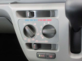 エアコンはマニュアルエアコンが付いています。