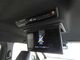 後席モニター装備:セカンドシート・サードシートにご乗車の方は、ドライブ中も天井部についているモニターでTV等をお楽しみ下さい♪♪使用しない時は、画面を天井部分に格納できます!