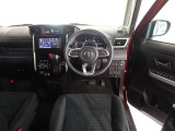 革巻きステアリングで快適な操作性の運転席です。