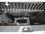サブトランク付ですので洗車道具や工具の収納に便利です。