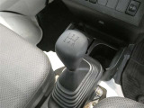 5速マニュアルミッションです。