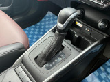 【フロアシフト】インパネシフトが多いコンパクトカーですが、フロア式を使い慣れた方も多いと思います♪