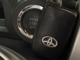 【スマートキー】カバンやポケットに入れたままでもドアの施錠・解錠が可能なスマートキーを装備。エンジンのオン・オフ時もカギを取り出す必要が無いからとっても便利です♪
