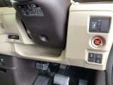 左側に高速で便利なETCがあり、また、便利な電動スライドドア、横滑りを防ぐVSAなどのスイッチは、運転席の右側、手の届きやすい位置にあります。