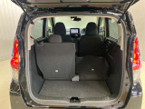 後部座席は分割でシートを倒すことができます。大きな荷物、ゴルフバックも積めます。上質で広々とした室内だから、みんなが心地よく車内で快適に過ごせます♪