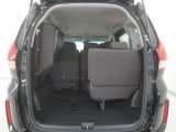 3列目シートは左右独立で収納することができます。6人乗車状態でより多くの荷物を積むことができます。