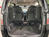 3列目シートを跳ね上げればラゲッジスペースを更に広く使えます。