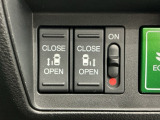 狭い所でも乗り降り楽々な両側電動スライドドアです!簡単にドアの開閉が出来る為女性やお年寄りにも優しく、荷物で手が塞がった時なども大変便利です!