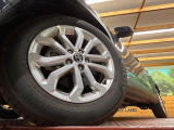 【純正17インチアルミホイール】外観にマッチした純正アルミホイールを装着しております。各種社外アルミホイールや、スタッドレスタイヤも取扱いしております。是非ご相談ください♪